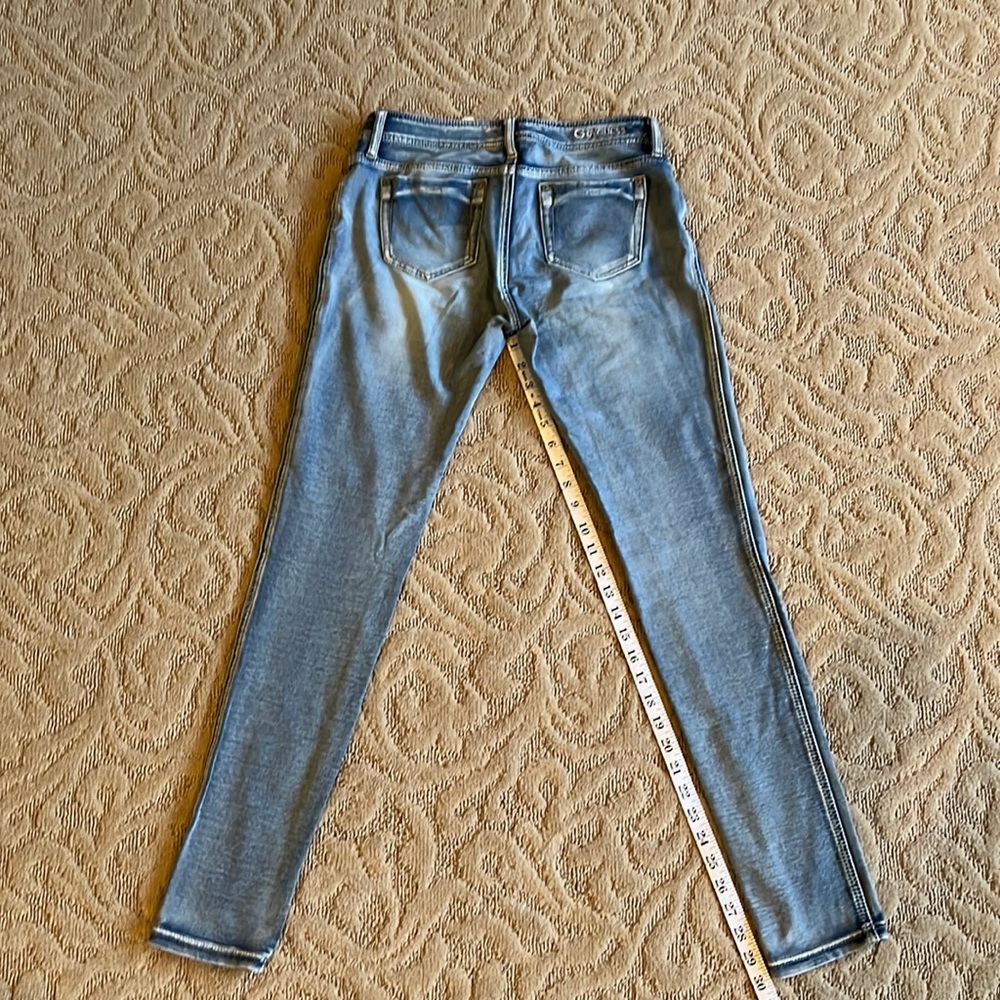 G by Guess Womens super skinny light wash jeans. 97% cotton 3% spandex. Size 28